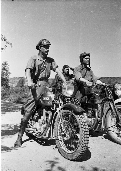 Dos_miembros_de_la_Brigada_Motorizada_en_BSA_M22_y_Royal_Enf