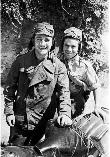 Dos_miembros_de_la_brigada_motorizada_sonrien_a_la_c_mara