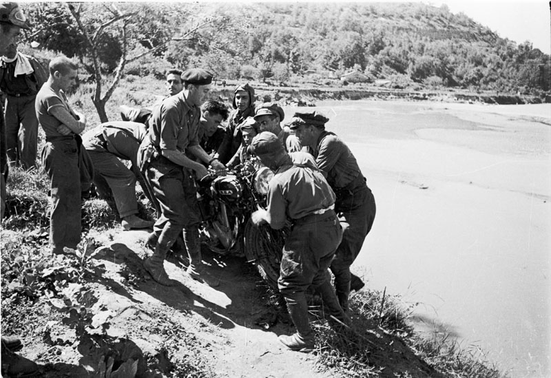 Miembros_de_la_brigada_motorizada_del_Ej_rcito_Popular_sacan